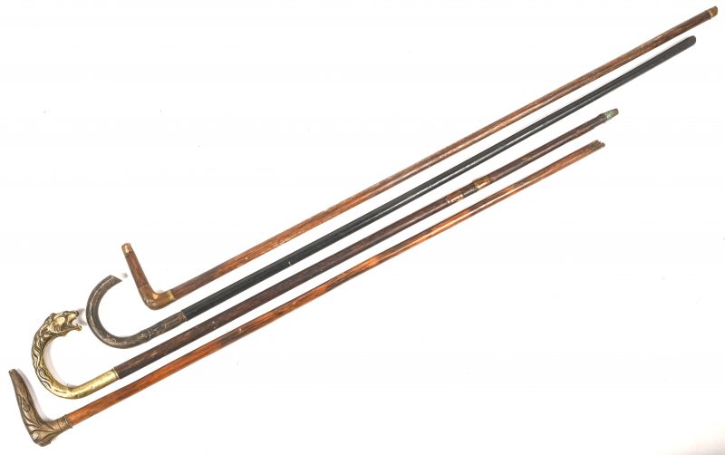 Lot van 4 wandelstokken waarvan 1 met leeuwenkop en 1 art nouveau handvat met zilvermerk 800.