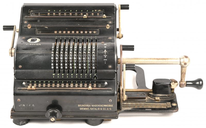 Oude rekenmachine, model Brunsviga 15. Met stofhoes.