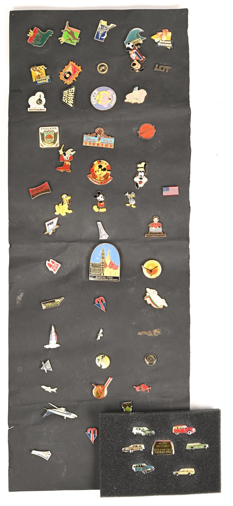 Een verzameling oude pins. 54 stuks.