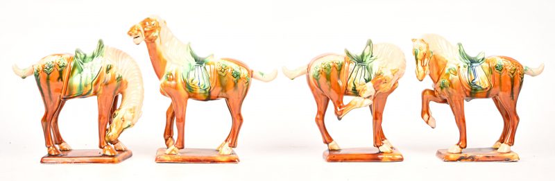 Set van 4 paarden in Chinees porcelein met Sancai glazuur. Tang stijl.