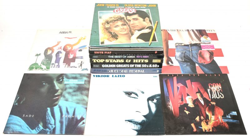 Een gevarieerd lot van 12 vinylplaten en boxen bestaande uit: Beatles - Let it be, Grèase, Abba - the Album, Springsteen - born in the usa, Viktor Lazlo - She, Sade - Promise, Vaya Con Dios en boxen: Top stars and hits, Golden greats of the 50s and 60s, Superstar fstival, the best of Abba en Edith Piaf.