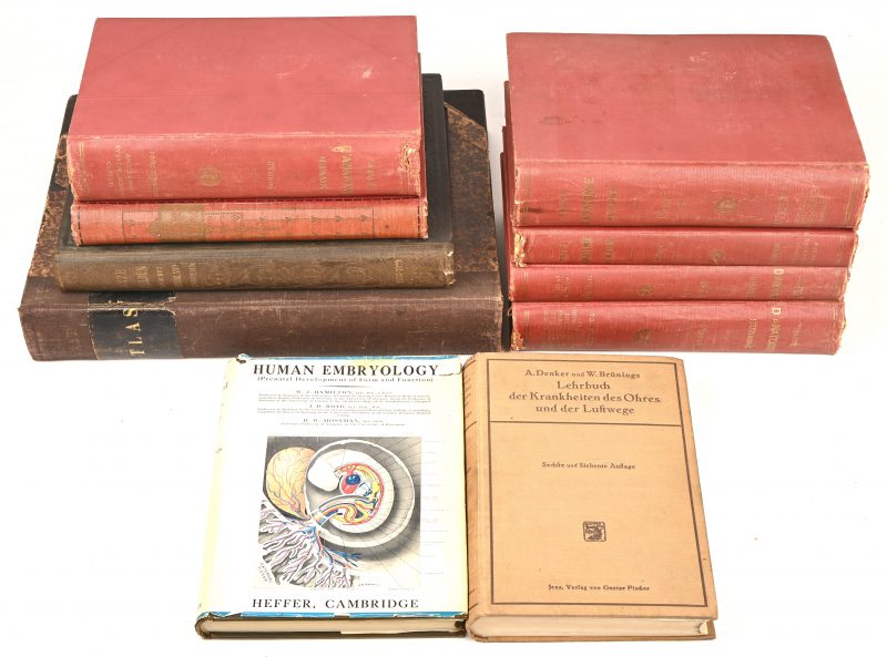 Een lot van 10 oude boeken bestaande uit: Traité d’anatomie humaine, 5 delen, Human embryology, Lehrbuch der krankheiten des ohres und der luftwege, De wonderen van het heelal, onze helden voor het vaderland gesneuveld en een Atlas door Henri Vast.