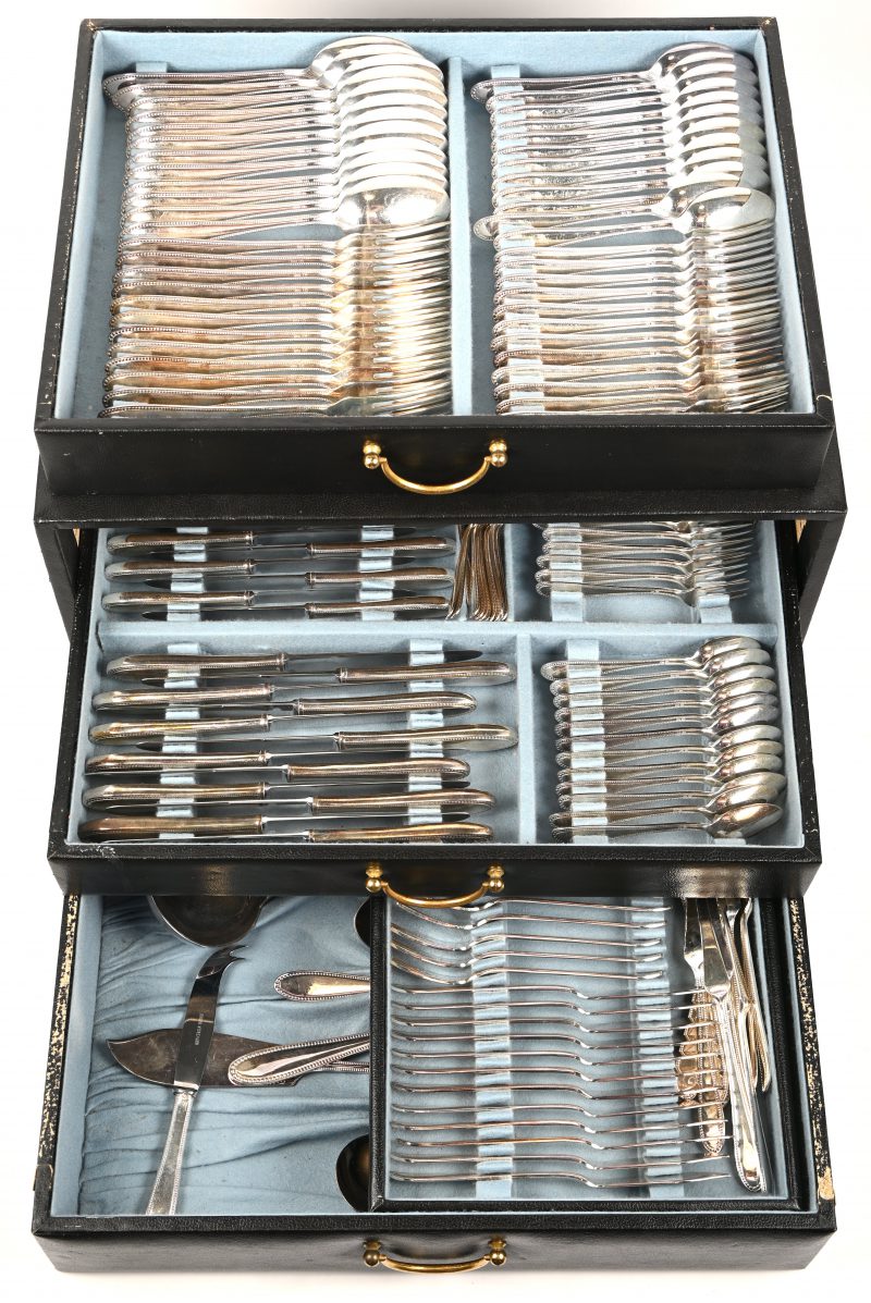 Een 153-delig verzilverd metalen bestek voor 12 personen in bestekcassette. Gemerkt M.B. 100.