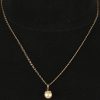 Een 18 kt geelgouden ketting met hanger bezet met een parel.