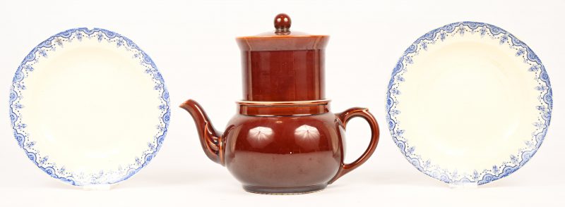 Een grote koffiepot met filter van bruin geglazuurd aardewerk. Gemerkt; VB. Toegevoegd; twee diepe Boch borden met decor Clara.