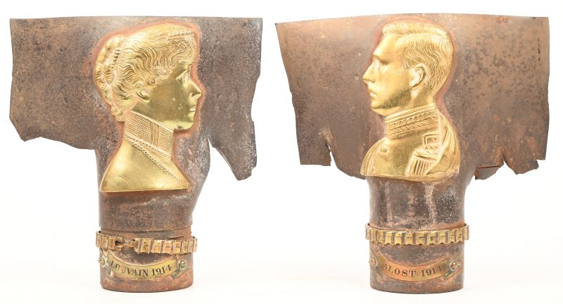 Een set van twee trench-art objecten, gemaakt van ontplofte granaten. Versierd met twee portretten in relief en het opschrift; ‘Louvain 1914’ en ‘Alost 1914’.