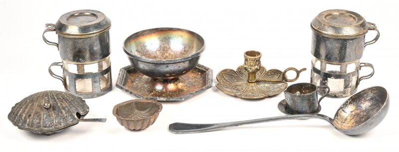 Een gevarieerd lot van metalen voorwerpen, met onder andere een kandelaar, een botervlootje, etc.