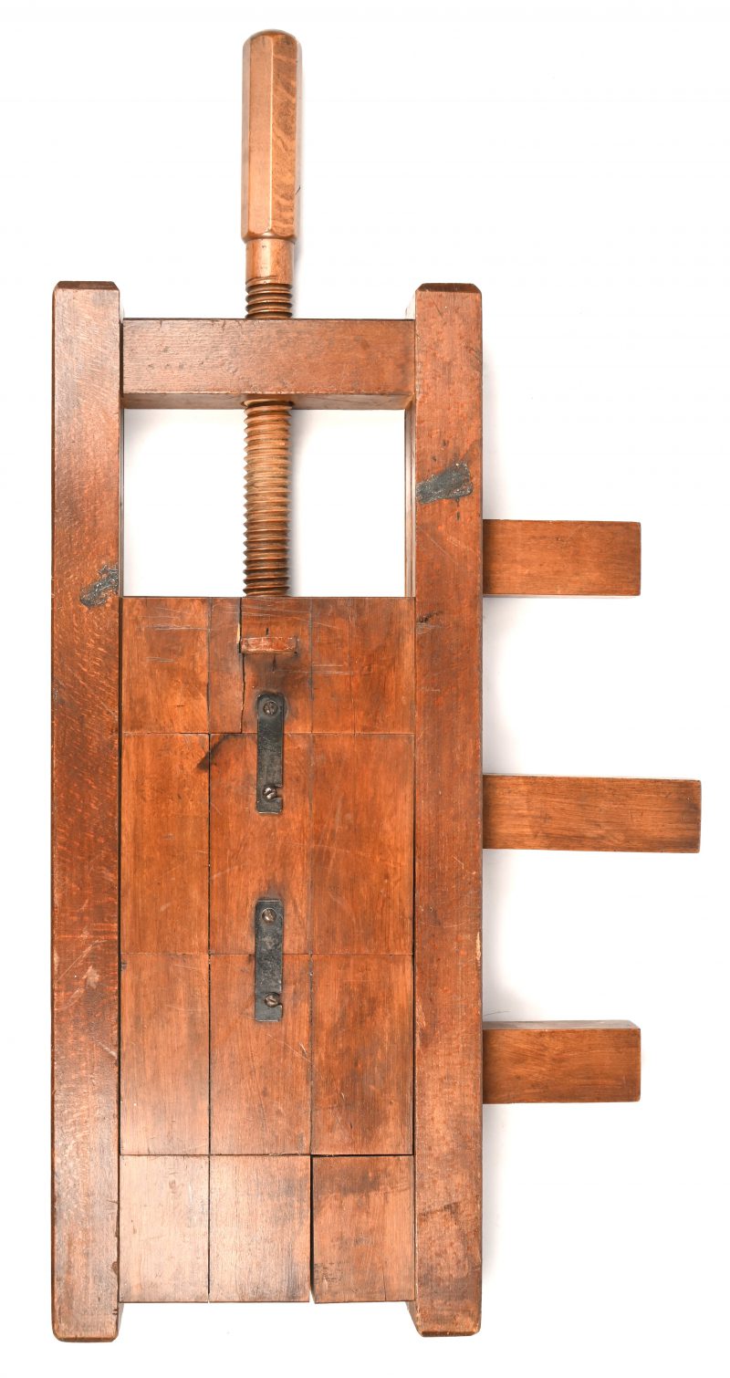 Een oud houten stuk gereedschap, gebruikt in de schrijnwerkerij.