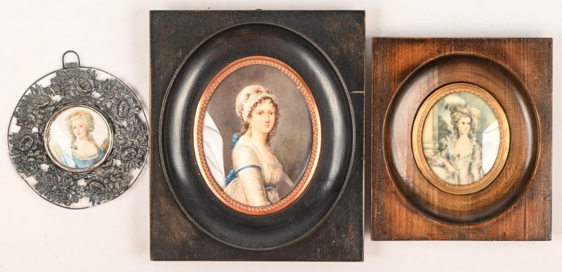 Een lot van drie miniaturen, waarvan 1 in een zilveren kadertje.