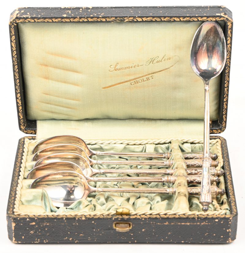 Een set van zes zilveren lepeltjes in etui. Gemerkt met een anker en de letters; A.F. Heeft een gezamelijk gewicht van 145 gram.