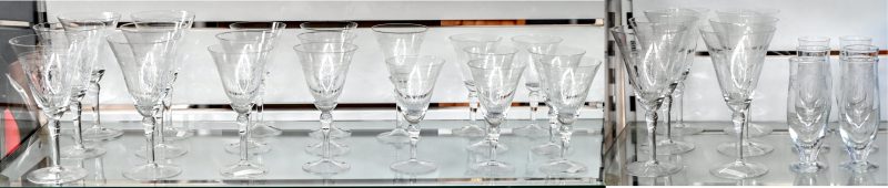 Een set van 32 kristallen glazen in vier verschillende formaten. Water, rode en witte wijn en longdrinkglazen.