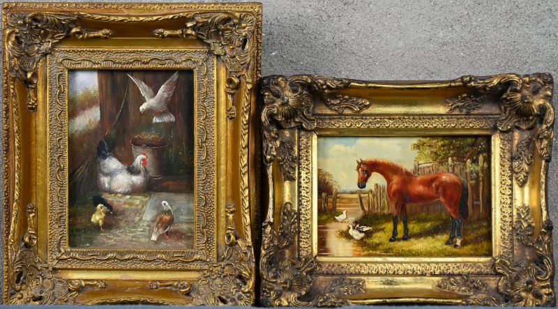 ‘Een paard en drie eenden’ en ‘kippen en duiven’, olieverf op paneel. Een set van twee kleine schilderijen naar de 19e eeuw. In goudkleurige kaders.