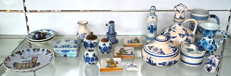 Een groot gevarieerd lot van blauw-wit Delfts aardewerk. Potjes, schoteltjes, tegels, etc.