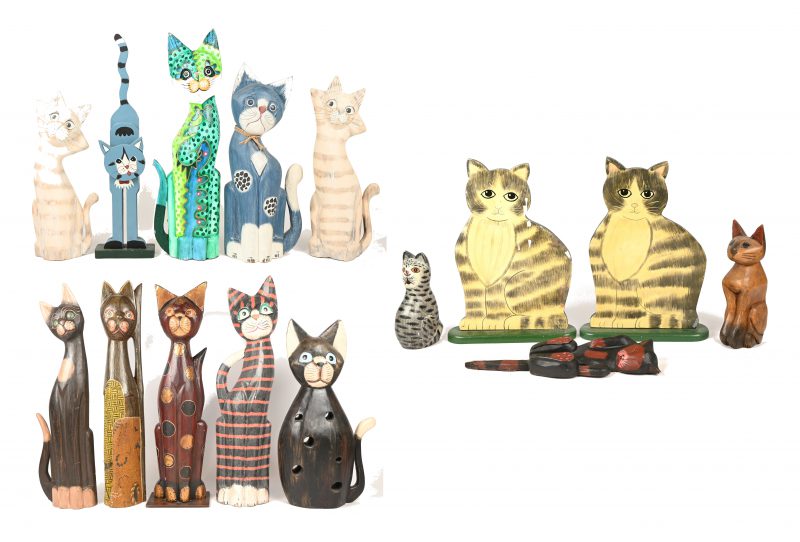 Een lot van 15 gesculpteerde houten katten, in diverse kleuren beschilderd.