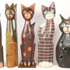Een lot van 15 gesculpteerde houten katten, in diverse kleuren beschilderd.