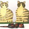 Een lot van 15 gesculpteerde houten katten, in diverse kleuren beschilderd.