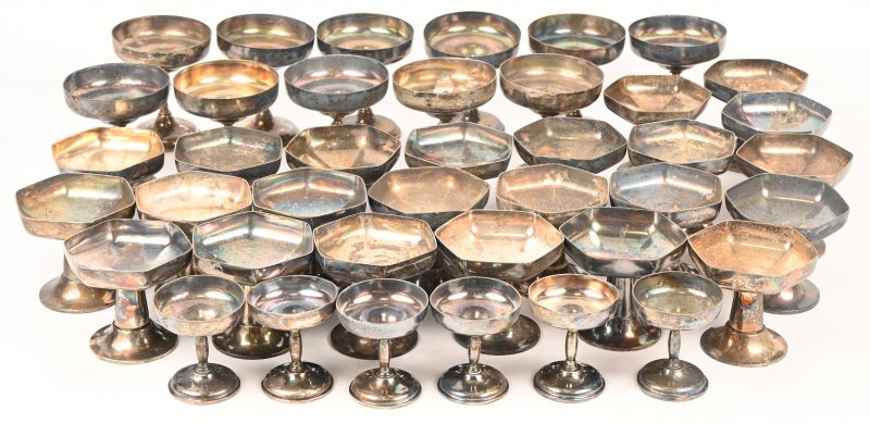 Een lot van 40 verzilverd metalen ijscoupes, 2 verschillende modellen, een set van 23 stuks  met zeshoekige coupes en een set van 11 grote en 6 kleine met ronde coupes.