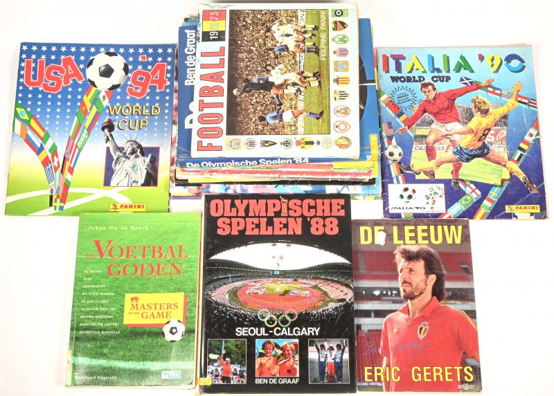 Groot lot PANINI voetbal stickeralbums. 76, 77, 80, 89, 90, 91, 92, 93, 94 en 2001. Niet compleet. Toegevoegd vier boeken;  ‘De Voetbal Goden’ Johan Op De Beeck, ‘De Leeuw’ Eric Gerets en twee uitgaves over de Olympische spelen 84 en 88.