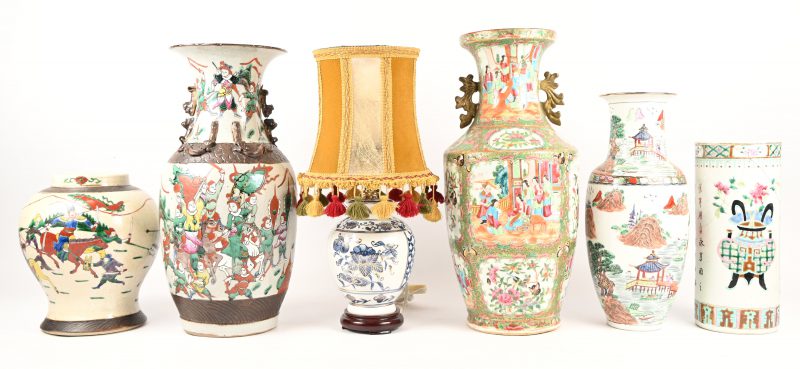 Een lot van vijf vazen van Chinees porselein en aardewerk.  Drie vazen zijn hersteld. Toegevoegd een tafellamp met porseleinen voet.
