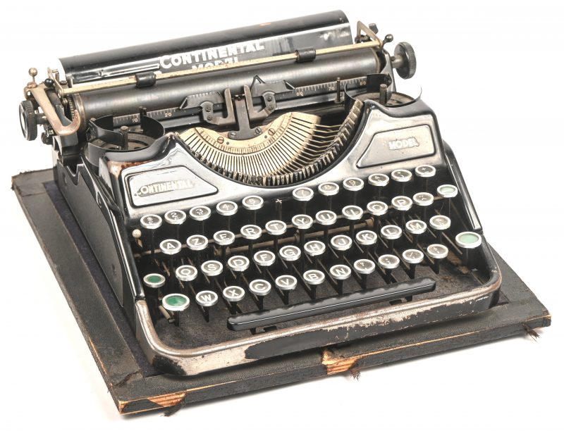 Een schrijfmachine, Continental Model, in draagkoffer. Eerste helft van de vorige eeuw.