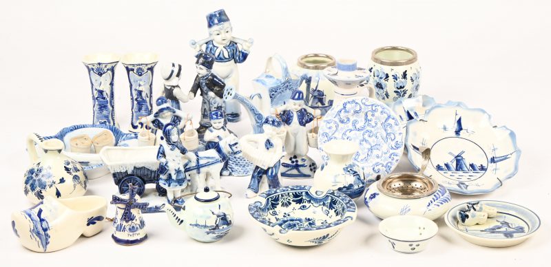 Een groot lot van beeldjes en snuisterijen van blauw-wit Delfts porselein en aardewerk.
