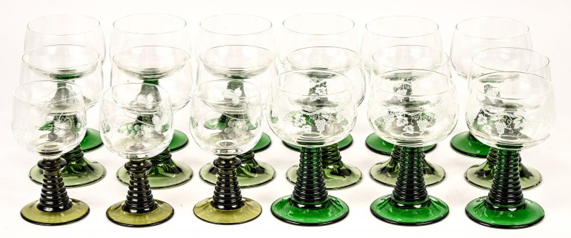 Een lot bestaande uit 2 sets van 9 Römerglazen op groene voet, elke set heeft 3 glazen met geëtst deuivenmotief.