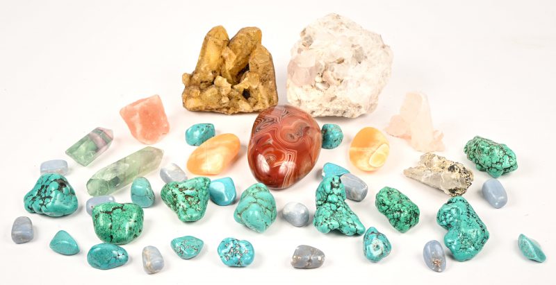 Een gevarieerd lot stenen en kristallen met onder andre; agaat, fluoriet, turquoise, calciet, bergkristal, etc.