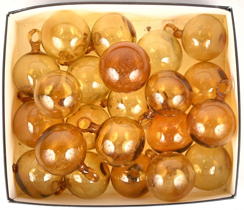 Een lot van 22 geblazen kerstballen. Okerkleurig.