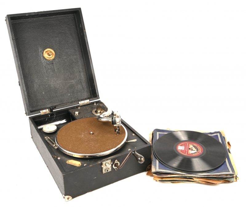 Een koffergrammofoon, Pathé type 0032. In werkende staat, lotje grammofoonplaten inbegrepen.