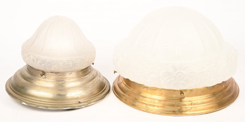 Een ronde plafonnière met opaline kap, toegevoegd een kleiner model.