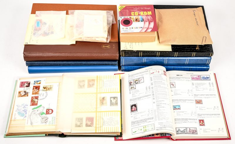 Een partij van 7 postzegelkaften: hoofdzakelijk zegels van België alsook Belgisch Congo, een deel van Europe en erbuiten en een lege kaft, een lotje losse zegels, een catalogus met cd-rom: zegels van België 2003 en een snijtoestelletje.