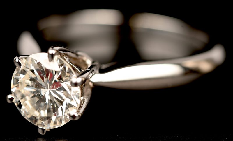 Een 18 kt witgouden ring bezet met een solitair van 1,61 ct. FSI1.