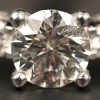 Een 18 kt witgouden ring bezet met een centrale briljant van 0,60 ct. GVS1 En briljanten met een gezamenlijk gewicht van 0,93 ct.