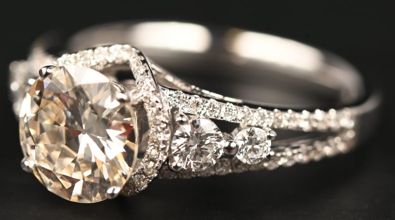 Een 18 kt witgouden ring bezet met een centrale briljant van 1,51 ct. JVVS2 En briljanten met een gezamenlijk gewicht van 0,58 ct. FVVS2.