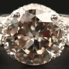 Een 18 kt witgouden ring bezet met een centrale briljant van 1,51 ct. JVVS2 En briljanten met een gezamenlijk gewicht van 0,58 ct. FVVS2.