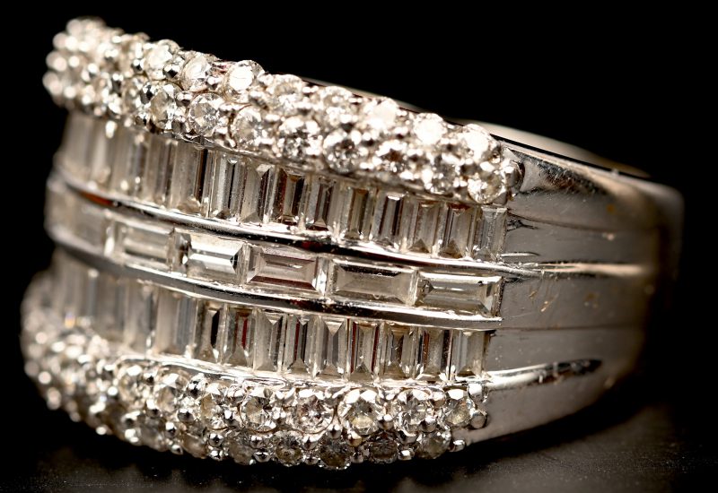 Een 18 kt witgouden ring bezet briljanten en baguetten met een gezamenlijk gewicht van 2,08 ct.