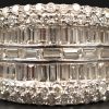 Een 18 kt witgouden ring bezet briljanten en baguetten met een gezamenlijk gewicht van 2,08 ct.