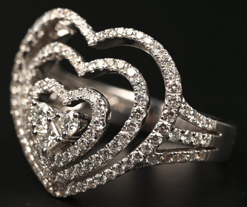 Een 18 kt witgouden ring bezet briljanten met een gezamenlijk gewicht van 1,29 ct.