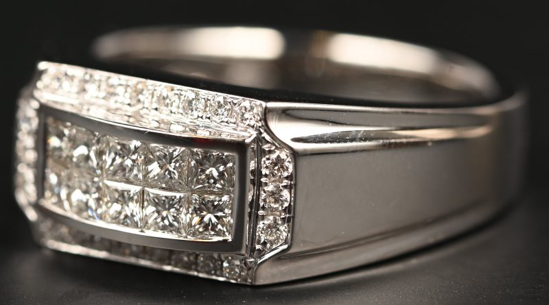 Een 18 kt witgouden ring bezet briljanten met een gezamenlijk gewicht van 1,92 ct. D-EVVS1.