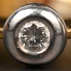 Een 18 kt wit- en geelgouden ring bezet met centrale briljant van 0,20 ct.