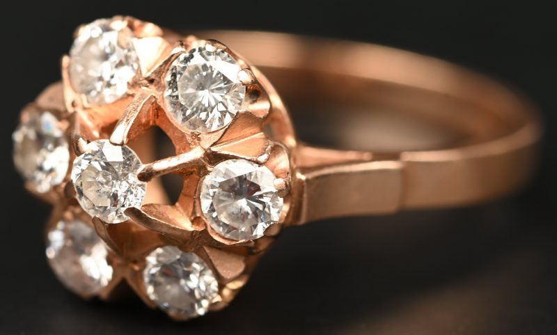 Een 18 kt roosgouden ring bezet met old-cut diamanten met gezamenlijk gewicht van 0,98 ct.