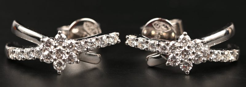 Een paar 18 kt witgouden oorbellen met briljanten met gezamenlijk gewicht van 0,71 ct.