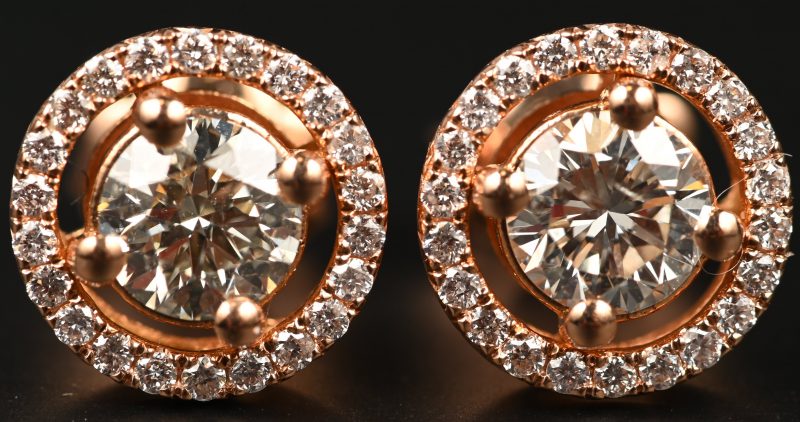 Een paar 18 kt roosgouden oorbellen met centrale briljanten van totaal 1,08 ct. HVS2 en briljanten met gezamenlijk gewicht van 0,28 ct. FVVS1.