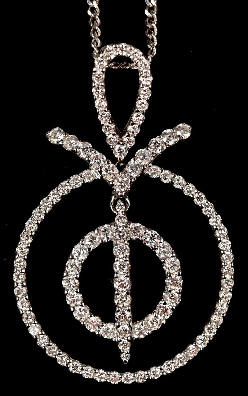 Een 18 kt witgouden ketting met hanger met briljanten met een gezamenlijk gewicht van 1,08 ct.