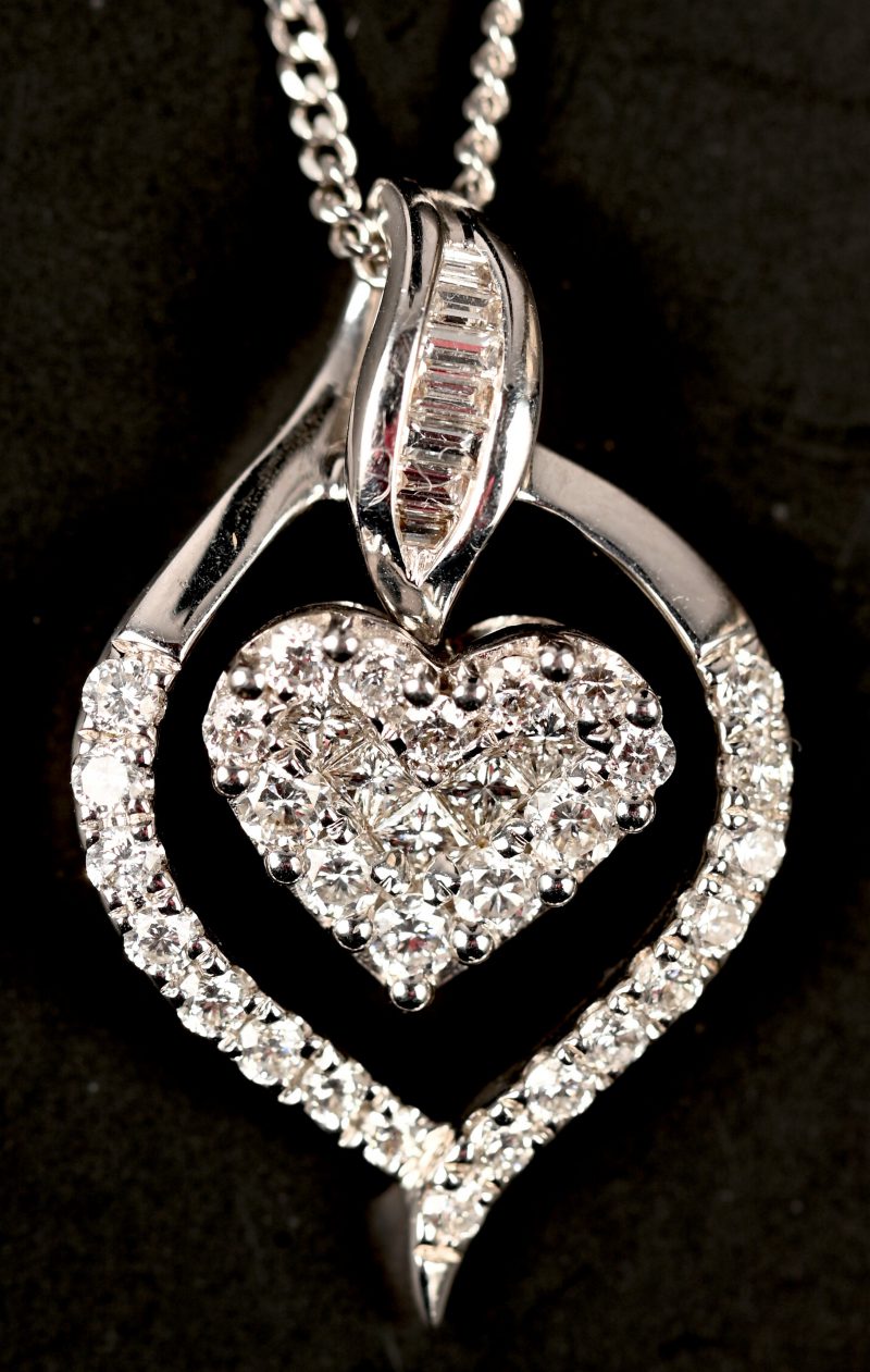 Een 18 kt witgouden ketting met hanger met briljanten met een gezamenlijk gewicht van 1,06 ct.