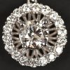 Een 18 kt witgouden ketting met hanger met een centrale briljant van 0,35 ct, en briljanten met een gezamenlijk gewicht van 0,39 ct.