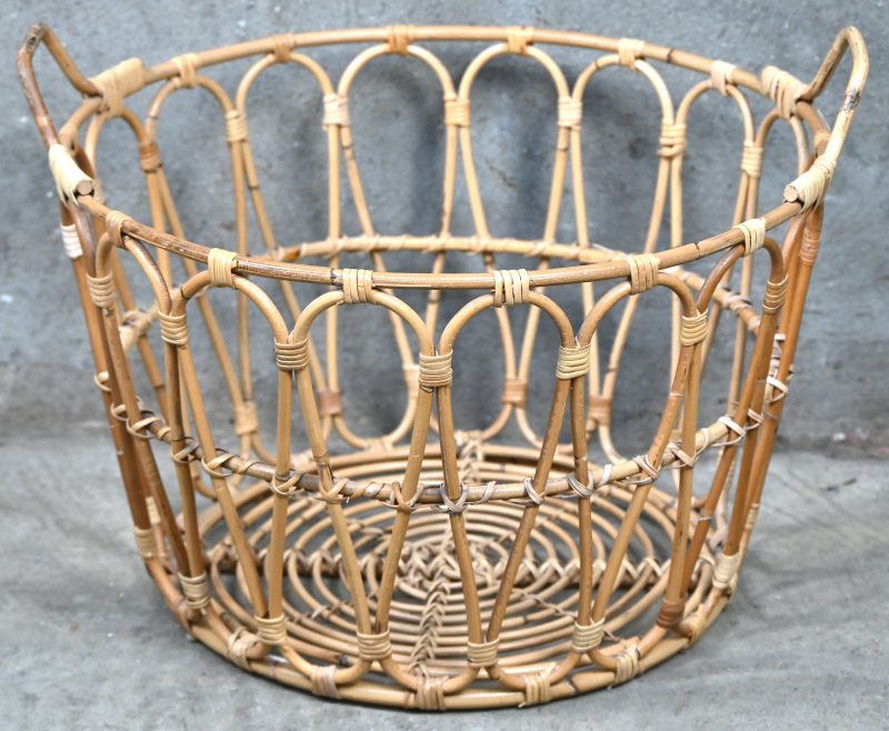 Een vintage rotan mand.