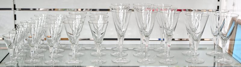 Een 33-delig vintage kristallen glasservies, geslepen voet, bestaande uit 4 x h 18 x Ø 9 cm, 9 x h 19.5 x Ø 7 cm, 6 x h 15.5 x Ø 7.5 cm, 8 x h 14 x Ø 7 cm en 6 x h 10.5 x Ø 5 cm.
