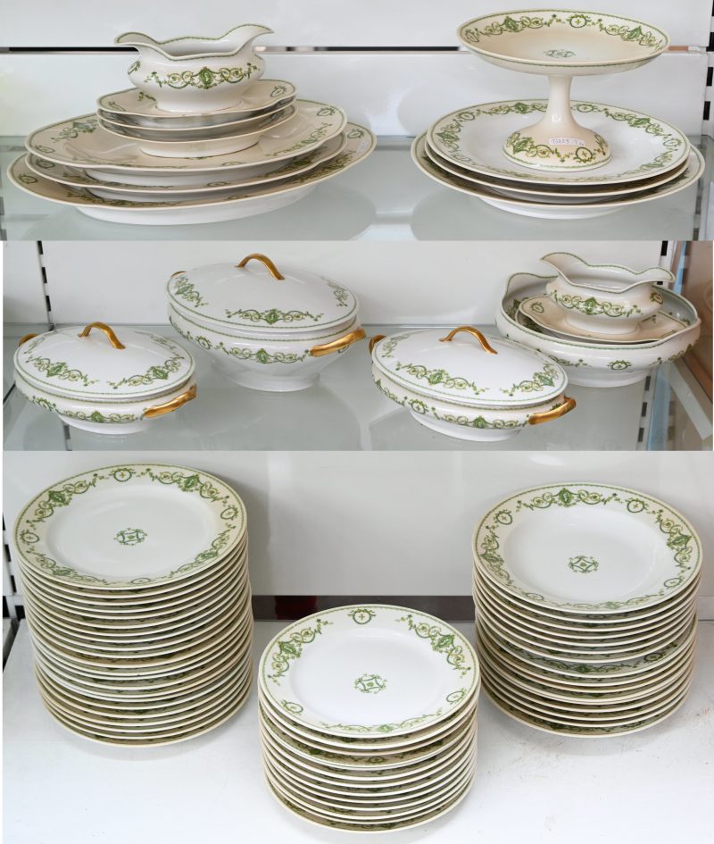 Een 66-delig porseleinen servies, Limoges France, A. Lanternier & Co.Bestaande uit 21 platte borden, 7 diepe borden, 13 dessertborden, 3 terrines, 2 sauskommen, 1 grote kom, 9 schalen/schaaltjes en een gebakschaal op voet.
