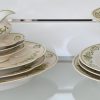 Een 66-delig porseleinen servies, Limoges France, A. Lanternier & Co.Bestaande uit 21 platte borden, 7 diepe borden, 13 dessertborden, 3 terrines, 2 sauskommen, 1 grote kom, 9 schalen/schaaltjes en een gebakschaal op voet.